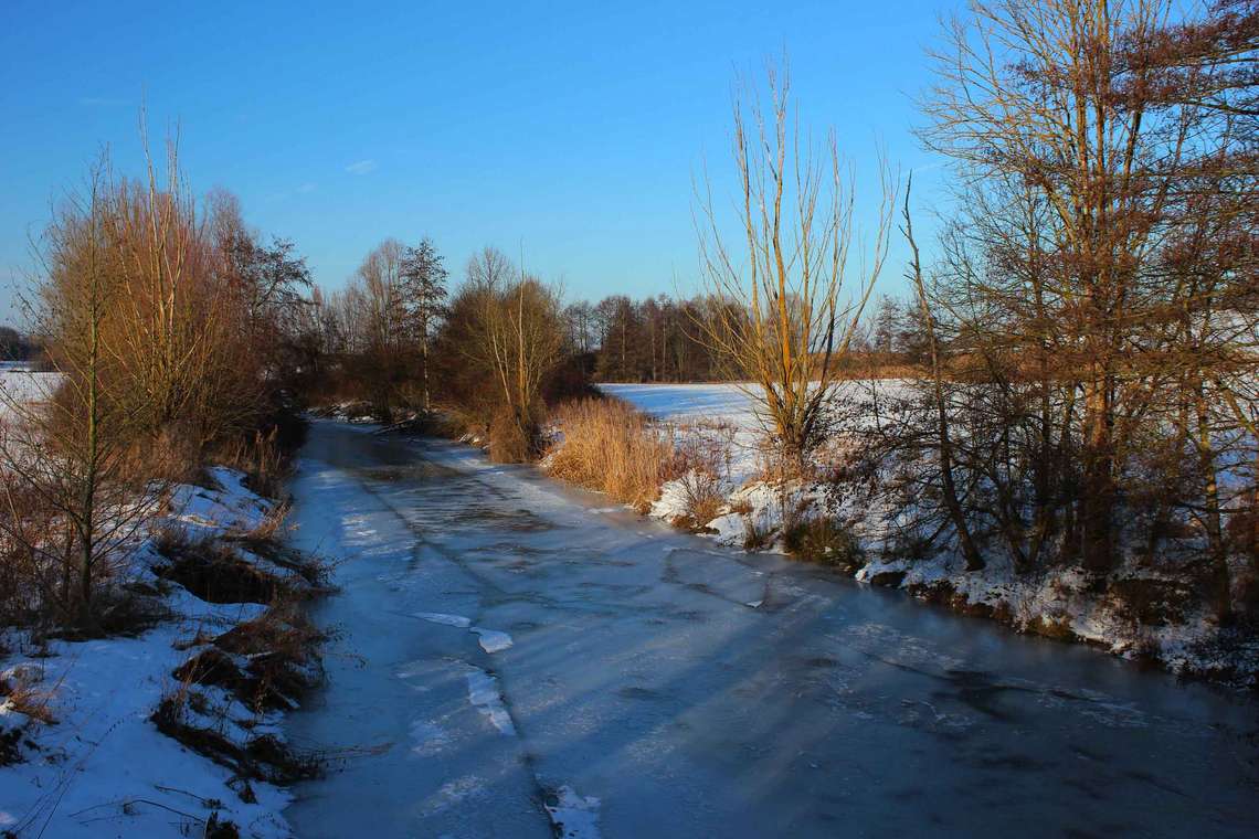 Die Landschaft im Winter an der Altmuehl in Treuchtlingen 01 fuer comercial Fotos und Bilder.