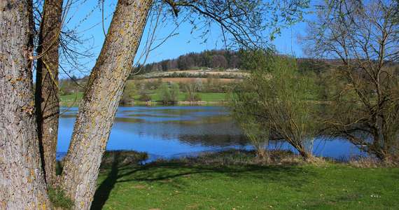 Das Foto von der Landschaft im Fruehling vom Hahnenkammsee 01 fuer comercial Fotos und Bilder.