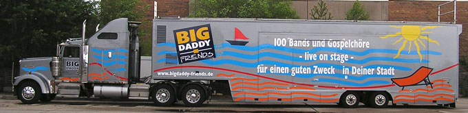 Der Showtruck Big Daddy 680pix and Friends - mobile Showbühne für comercial Konzerts und Werbedesign.